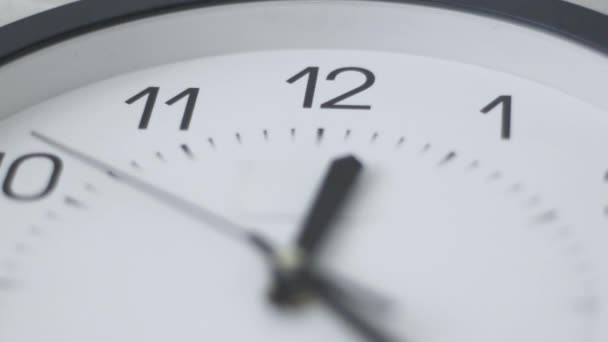 Ο χρόνος τελειώνει. Ο Timelapse κινείται γρήγορα. Ρολόι τοίχου με καντράν και το χέρι στον τοίχο, time lapse γυρίσματα - Πλάνα, βίντεο