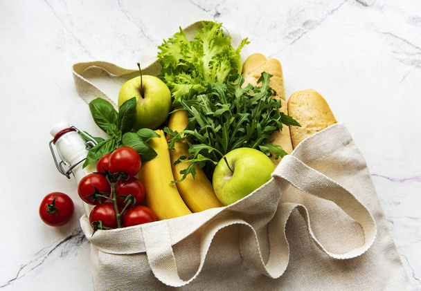 Geen voedselverspilling. eco natuurlijke tas met groenten en fruit, eco-vriendelijk, plat lay. - Foto, afbeelding
