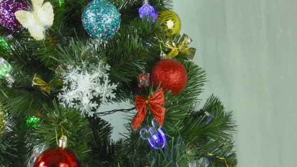 Χριστουγεννιάτικο δέντρο περιστρέφεται σε ένα ανοιχτό γκρι φόντο - Πλάνα, βίντεο
