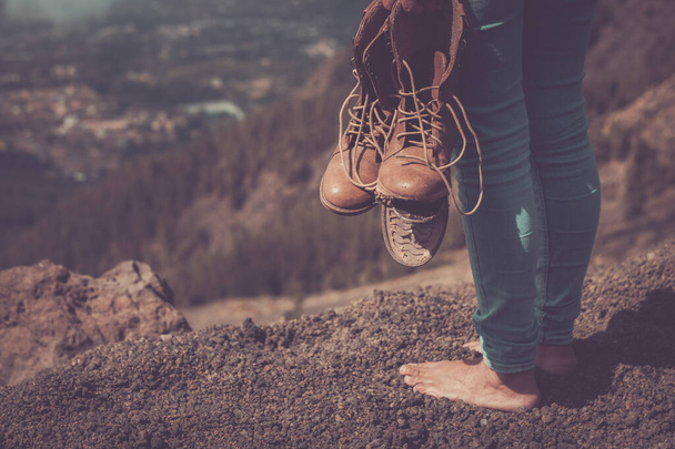 Босонога жінка подорожує з розбитим взуттям концепція свободи та альтернативного вільного незалежного способу життя для жінок
 - Фото, зображення