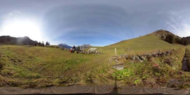 360 VR, due giovani adulti picknick su un campo di gras aperto in montagna. - Filmati, video