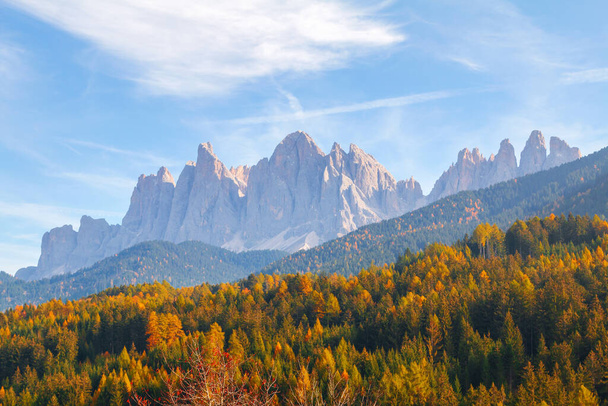 Belles Dolomites, chaîne de montagnes Odle, montagnes Seceda près du village de Santa Maddalena, Trentin Haut Adige province, Val di Funes vallée dans le Tyrol du Sud, Italie - Photo, image
