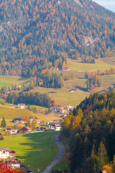 Piękne Dolomity, pasmo górskie Odle, góry Seceda w pobliżu miejscowości Santa Maddalena, prowincja Trentino Alto Adige, dolina Val di Funes w południowym Tyrolu, Włochy - Zdjęcie, obraz