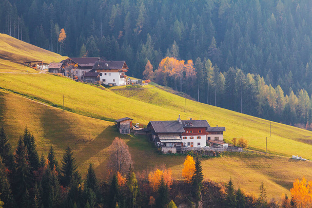 Kaunis Dolomiitit, Odle vuorijono, Seceda vuoret lähellä kylää Santa Maddalena, Trentino Alto Adige maakunnassa, Val di Funes laaksossa Etelä-Tirolissa, Italiassa - Valokuva, kuva
