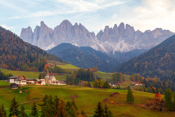 Piękne Dolomity, pasmo górskie Odle, góry Seceda w pobliżu miejscowości Santa Maddalena, prowincja Trentino Alto Adige, dolina Val di Funes w południowym Tyrolu, Włochy - Zdjęcie, obraz