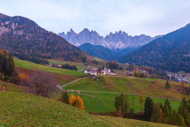 Prachtige Dolomieten, Odle gebergte, Seceda gebergte bij het dorp Santa Maddalena, Trentino Alto Adige provincie, Val di Funes vallei in Zuid Tirol, Italië - Foto, afbeelding