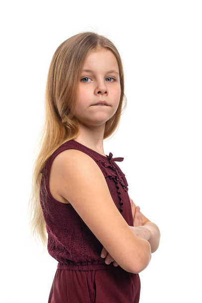 Retrato de estudio de una chica rubia con pelo largo sobre un fondo blanco - Foto, imagen