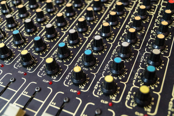 outil de mixage pour un ingénieur du son dans un studio d'enregistrement professionnel - Photo, image