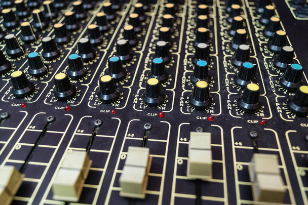 mixážní nástroj pro zvukaře v profesionálním nahrávacím studiu - Fotografie, Obrázek