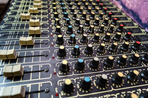 outil de mixage pour un ingénieur du son dans un studio d'enregistrement professionnel - Photo, image