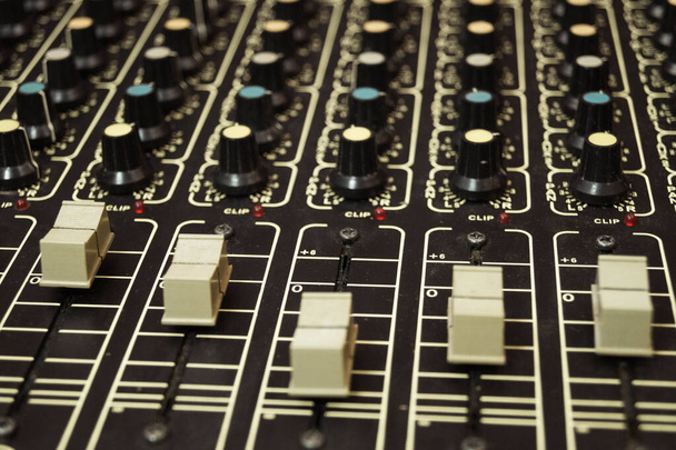 Εργαλείο ανάμειξης ηχητικού μηχανικού σε επαγγελματικό στούντιο ηχογράφησης - Φωτογραφία, εικόνα