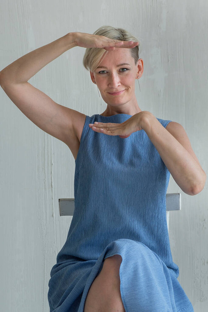 mid adult woman posing emotion in studio - Fotoğraf, Görsel