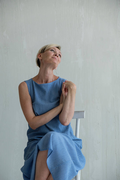 mid adult woman posing emotion in studio - Fotografie, Obrázek