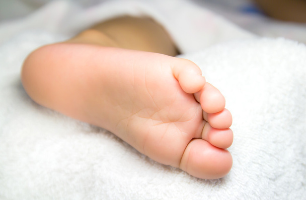 yakın bir minik bebek Ayaklar yukarı - Fotoğraf, Görsel