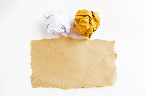 Крихкі паперові кульки та коричневий папір на білому тлі
 - Фото, зображення