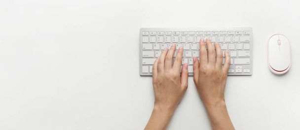 Mãos femininas com teclado de computador em fundo branco com espaço para texto - Foto, Imagem