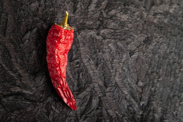 Červená sušená paprika. Horké suché papriky na povrchu černého uhlí. Koření pro vaření.  - Fotografie, Obrázek