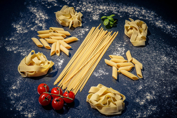 διάφορα είδη ζυμαρικών από την ιταλική Toscana - Φωτογραφία, εικόνα
