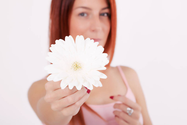 Крупним планом жінка з білою квіткою
. - Фото, зображення