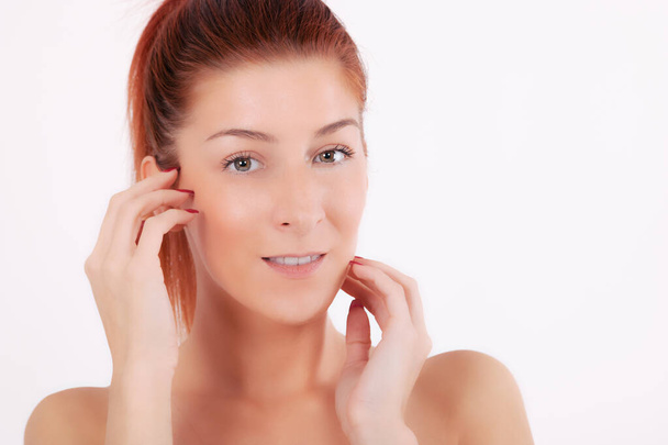Portré szépség nő tiszta és friss bőr után kozmetikai kezelés. Bőrápolás és kozmetológia.  - Fotó, kép
