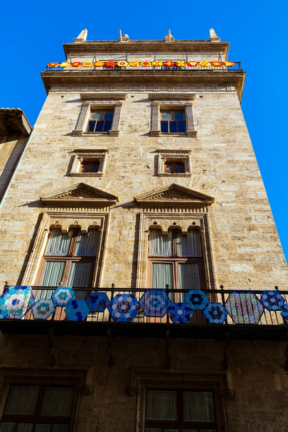 Seitenansicht eines Hauses mit Dekor in Valencia. Wohnarchitektur im spanischen Stil - Foto, Bild