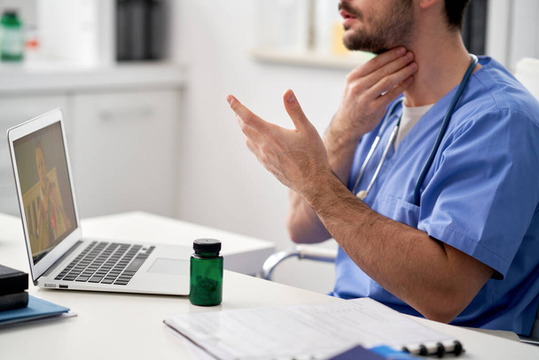 Patient bei einem Videoanruf mit einem Arzt über einen Laptop                                - Foto, Bild