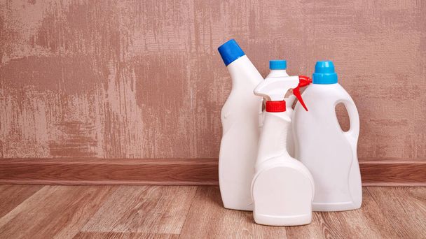botellas de productos químicos de limpieza en blanco para tareas domésticas. entrega de productos y lavado concepto de servicio - Foto, Imagen