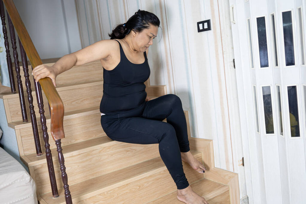 Asiático de meia-idade senhora paciente cair das escadas porque superfícies escorregadias - Foto, Imagem