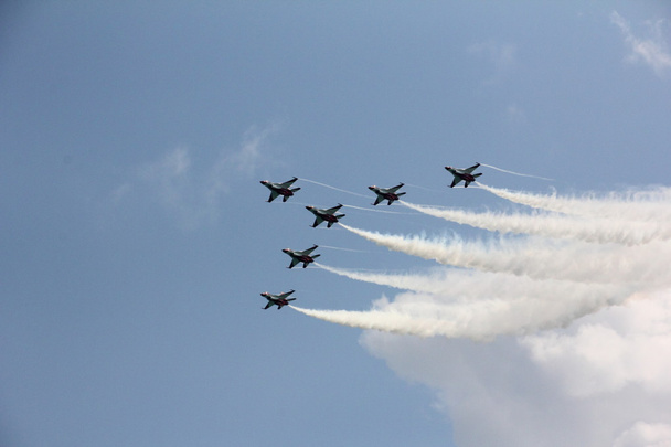f-16 που πετούν στον σχηματισμού - Φωτογραφία, εικόνα