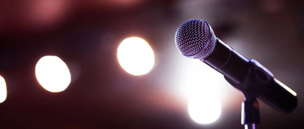 Microfono su astratto offuscata di discorso in sala seminari o sala conferenze luce - Foto, immagini