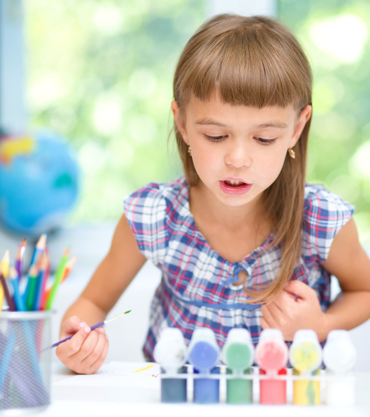 Little girl is painting with gouache - Fotoğraf, Görsel