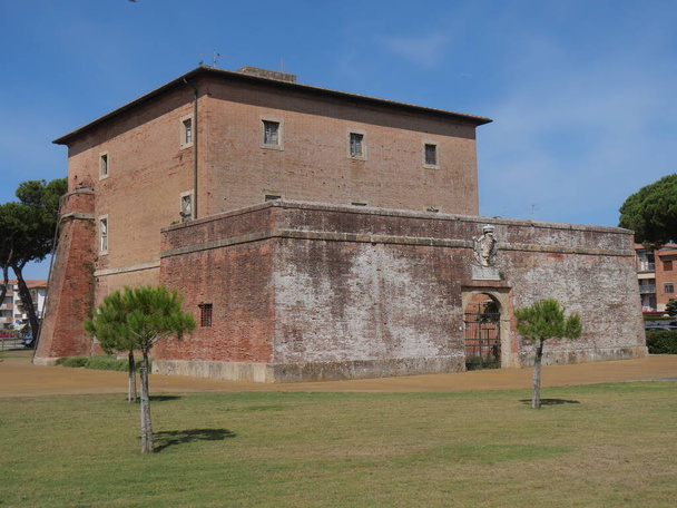 Fortaleza de San Rocco em Marina di Grosseto, um bastião com a porta de entrada e o brasão de armas da Lorena, situado em um gramado verde. - Foto, Imagem