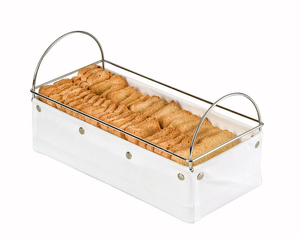 Хлебные сухари в белой современной дизайнерской корзине. Обрезной путь. - Фото, изображение