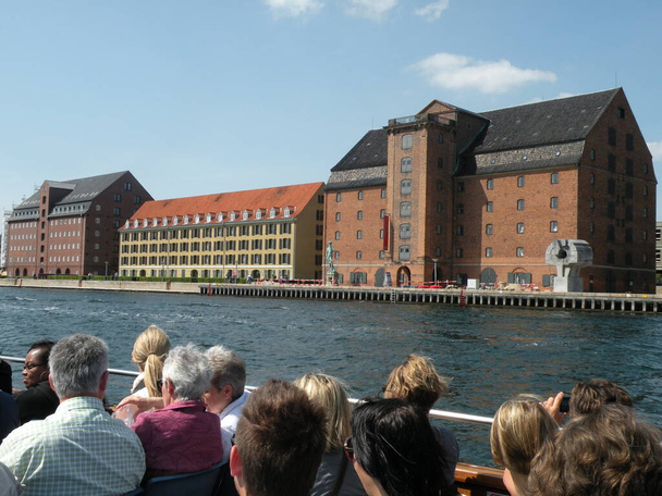 Koppenhága gyönyörű épületeivel, házaival, emlékműveivel és vizeivel, amelyek körülveszik.. - Fotó, kép