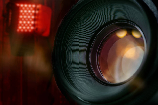 Nahaufnahme der Linse einer DSLR-Kamera im Studio mit unscharfem Hintergrund - Foto, Bild