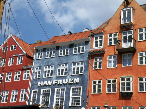 Nyhavn is the old port of Copenhagen withthe colorful houses that are reflected in Nyhavn. - Fotografie, Obrázek