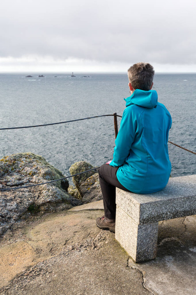 woman sitting on the bench on the sea - Foto, Bild