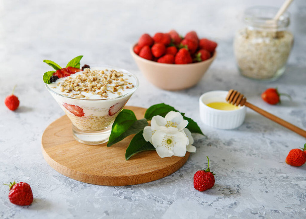A dietary dessert made from oatmeal and fresh strawberries. Delicious healthy, lig - Foto, immagini