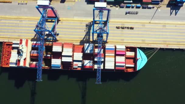 Πλοίο εμπορευματοκιβωτίων στην εισαγωγή εξαγωγής και των επιχειρήσεων υλικοτεχνική, Με γερανό, εμπορικό λιμάνι, Ναυτιλιακό φορτίο στο λιμάνι, Αεροφωτογραφία από drone, Διεθνείς μεταφορές, Business logistics έννοια - Πλάνα, βίντεο
