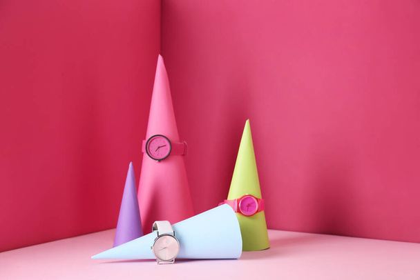 Композиция со стильными наручными часами на цветном фоне - Фото, изображение