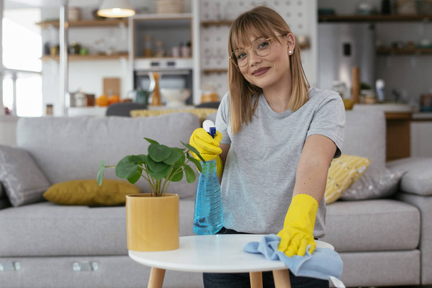 Młoda atrakcyjna kobieta sprzątanie domu  - Zdjęcie, obraz