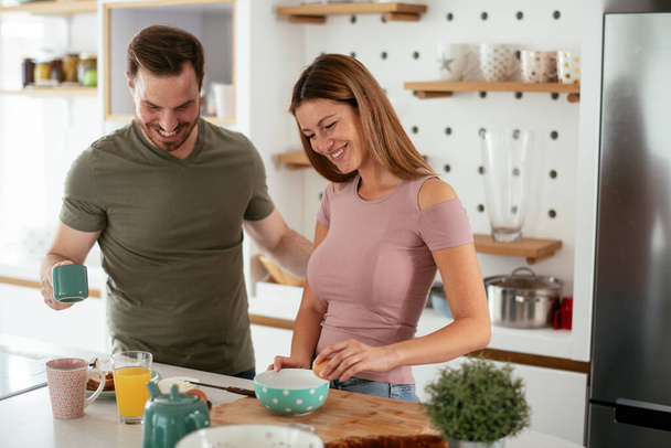 glückliches Paar frühstückt in der Küche  - Foto, Bild