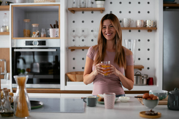 Young woman in the kitchen having healthy breakfast. Beautiful woman eating at home. - Foto, Imagem
