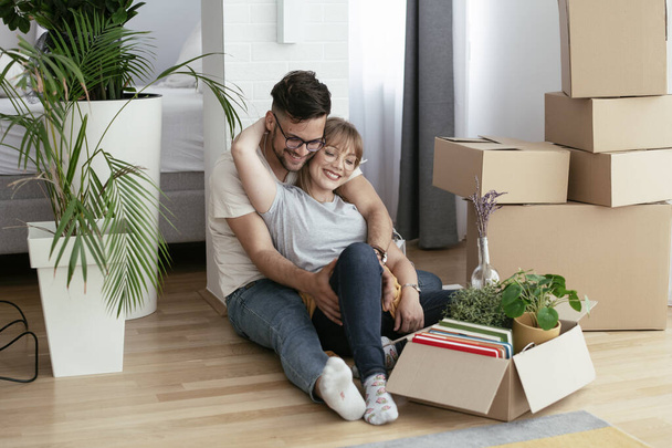 Boyfriend and girlfriend are moving in a apartment.  - Photo, Image