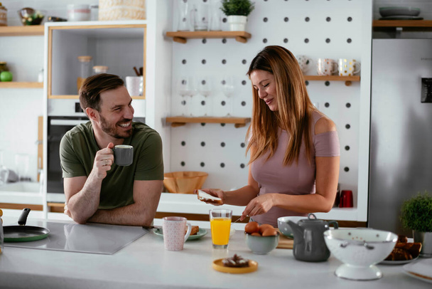 feliz pareja desayunando en la cocina  - Foto, imagen