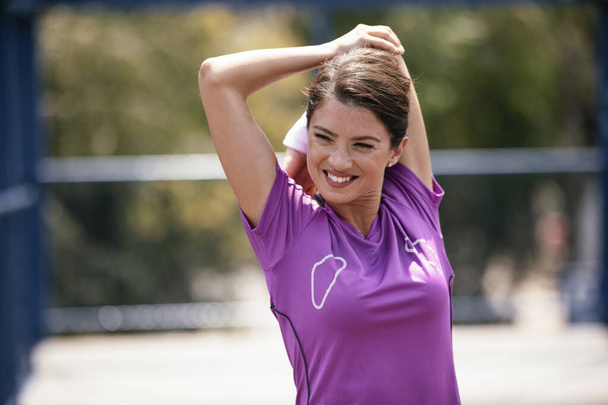 Giovane atleta donna dopo aver fatto jogging all'aperto. - Foto, immagini