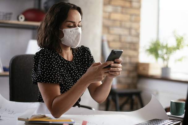 woman working at office, wearing protective mask - Fotoğraf, Görsel