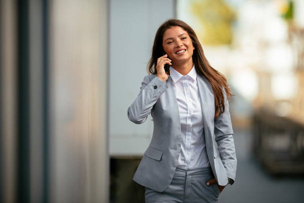 Retrato de una joven empresaria feliz hablando por teléfono - Foto, Imagen