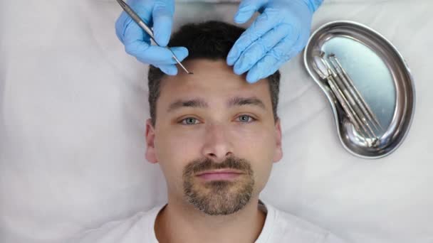 Косметолог використовує косметичну ложку
 - Кадри, відео