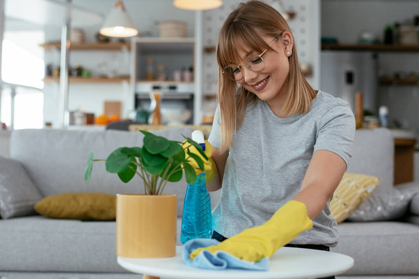 Молодая привлекательная женщина уборка дома  - Фото, изображение